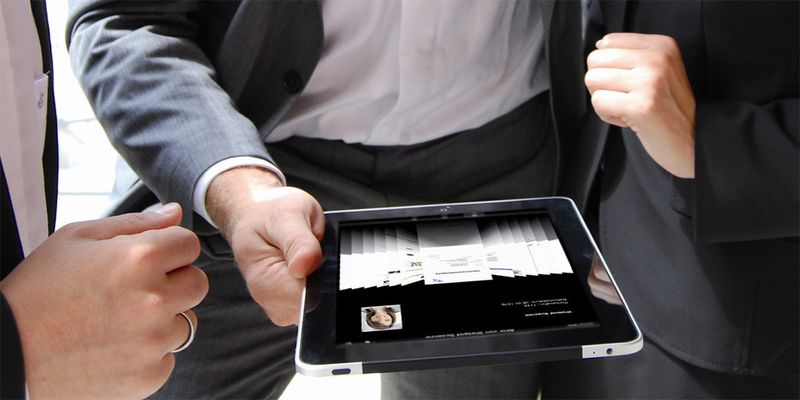Zeitgemäß: Heute sehen sich Personaler auf dem Multi-Touch-Display ihres iPads, iPhones oder iPods die benötigten Unterlagen an.