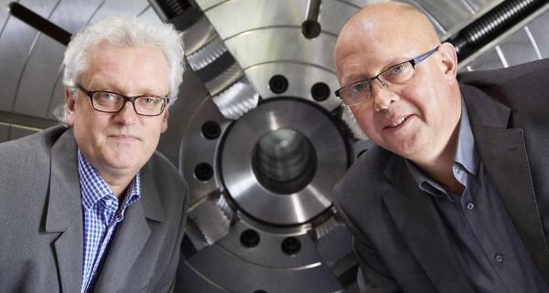 Holger Wirths und Larsen Priebs, Geschäftsführer GMW Machines GmbH: „Wir tunen chinesische Maschinentechnik und statten sie mit europäischer Technik aus, um sie dann als CE-konforme Maschinen mit Zertifikat vom TÜV-Rheinland zu vermarkten.“