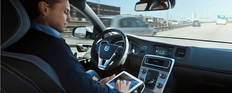 Gewaltige Datenmengen durchfluten die Bordelektronik, damit ein Auto autonom fahren kann. Auch heikle, personenbezogene Daten. Noch fehlen Regularien bei Datenschutz und Verantwortlichkeit.