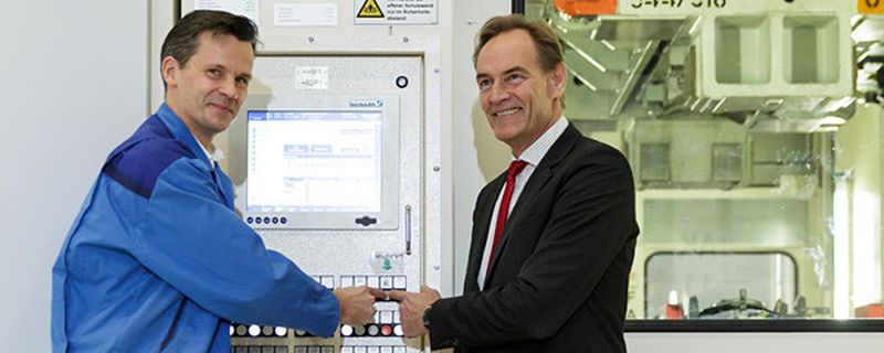 BMW hat im Werk Leipzig Ende November in Anwesenheit des Leipziger Oberbürgermeisters Burkhard Jung (r.) seine vierte Großpresse in Betrieb genommen.