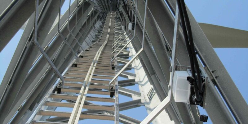 Für den Einsatz in Außenbereichen und Gittermasten bietet sich die Kombination aus Podis-LED und Gesis-RST-Steckverbindern an.