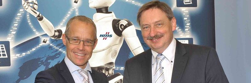 Staffan Dahlström (links im Bild), CEO von HMS Industrial Networks AB und Harald Lukosz (rechts im Bild), Leiter Entwicklung Schraub- und Schweißtechnik bei Bosch Rexroth bei der Übergabe des HMS-Awards für das dreimillionste Anybus-Modul.