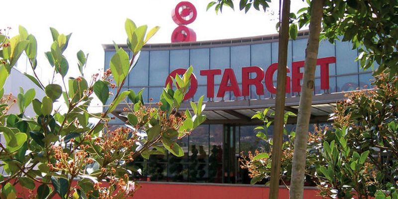 Target-Einkaufszentrum in West Hollywood, Kalifornien: Im Herbst 2013 wurde die Supermarkt-Kette Target zum Opfer des bisher umfangreichsten Hacker-Angriffes auf ein Handelsunternehmen in den USA. Es gelang, Malware in die Sicherheits- und Bezahlsysteme einzuschleusen. 40 Millionen Kreditkarten-Datensätze wurden auf diese Weise entwendet.