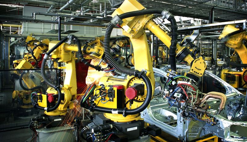 Wie am Fließband: Ein automatisierter Ansatz führt mit überschaubarem Aufwand zu einer unternehmensweit standardisierten und vereinfachten SAP-Landschaft.