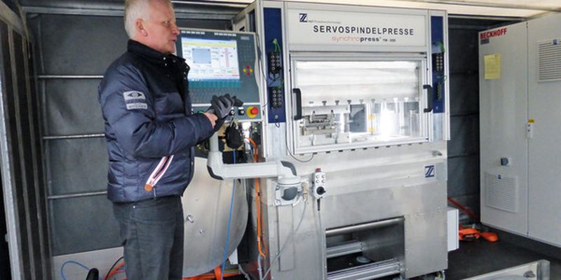 Und Action: Hülshorst senior erklärt die Vorteile einer servomotorisch angetriebenen Presse. Besonders interessant ist für Samson die Möglichkeit, dass die Synchropress stanzen und ziehen kann.