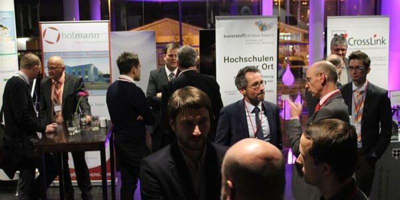 Die Auftaktveranstaltung des neuen Netzwerks Carbo-Medtech wird von den Teilnehmern rege für den Austausch von Informationen und Erfahrungen genutzt.