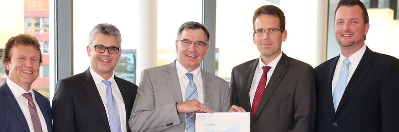 Ausgezeichnete „Best Supplier“ in Reinach (v.l.n.r.): Konrad Karl (Endress+Hauser, Regionalvertriebsleiter, München); Stephan Lahrmann (Wacker, Beschaffung Technik & Dienstleitungen, Burghausen); Nikolaus Krüger (Endress+Hauser, Geschäftsführer Vertrieb, Reinach); Jörg Krey (Wacker, Leiter Technischer Einkauf und Logistik, Burghausen); Markus Bachhuber (Endress+Hauser, Vertrieb Außendienst).