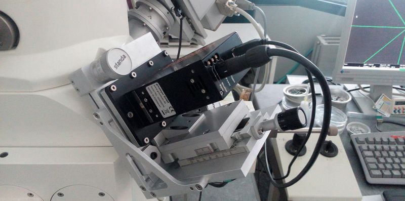 Abb. 1a: Bild des neuen WDS-Instruments, das mit Standard-Gehäuse und Standard-Flansch an ein Rasterelektronenmikroskop (Zeiss-EVO 40) angeschlossen ist.