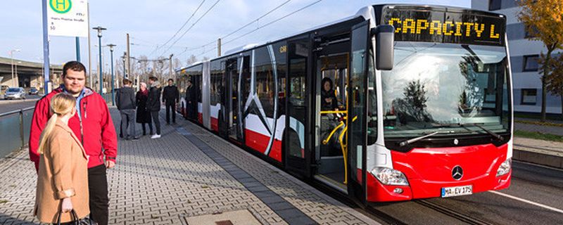 Rund 30 Millionen Menschen in Deutschland fahren täglich mit dem Bus. Verkehrsbetriebe planen mit Giga-Gelenkbussen – wie dem CapaCity L von Mercedes-Benz.