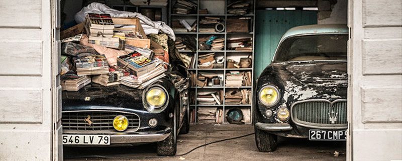 Oldtimer-Experten haben auf einem Anwesen in Frankreich Klassiker der Automobilgeschichte gefunden. Darunter ist auch ein verschollener Ferrari, der einst Alain Delon gehörte.