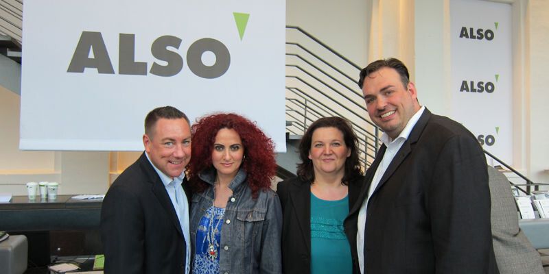 Jens Siemens (l.) und Tilo Geipel (ALSO) mit Besa Agaj und Lilli Kos (IT-BUSINESS)