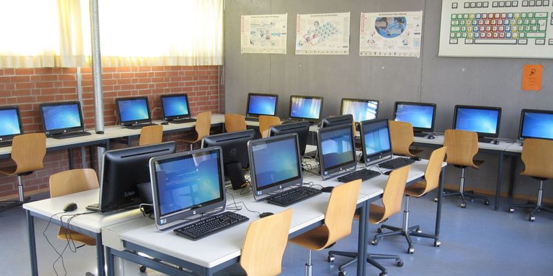 An der Lucian-Reich-Schule in Hüfingen (hier: der Computerraum) wurde die Schulsoftware in Eigenregie installiert und beinhaltet zusätzlich ein campusweites WLAN