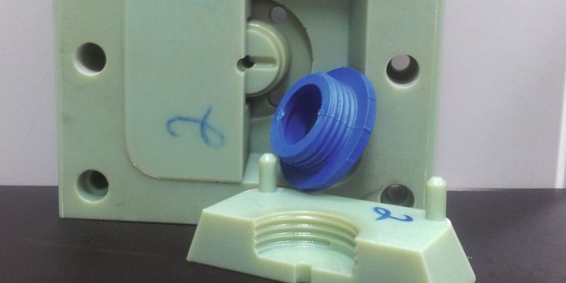 Polyjet-Spritzgussform aus Digital ABS mit einem Bauteil aus 20-prozentigem GF-Nylon.