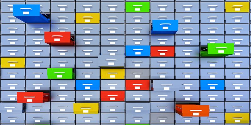 Unverschlüsselte Cloud-Services sind wie unverschlossene Schubladen, in die Spione wie Datendiebe leicht hineingreifen können.