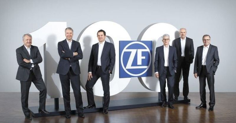Der Vorstand der ZF Friedrichshafen AG in Vorfreude auf das Jubiläum: (v.l.) Dr. Konstantin Sauer, Dr. Stefan Sommer, Jürgen Holeksa, Michael Hankel, Wilhelm Rehm, Rolf Lutz. Nicht im Bild Dr. Franz Kleiner, seit Jahresbeginn 2015 neu im ZF-Vorstand.