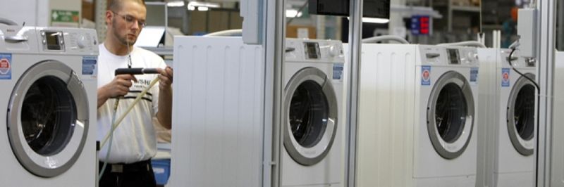 Archivfoto (17.11.2006 ): Waschmaschine in der Montage der BSH Bosch und Siemens Hausgerät GmbH in Nauen (Brandenburg). Bosch hat das Joint Venture BSH Bosch und Siemens Hausgeräte komplett übernommen und zahlt drei Milliarden Euro für den 50-prozentigen Siemens-Anteil.