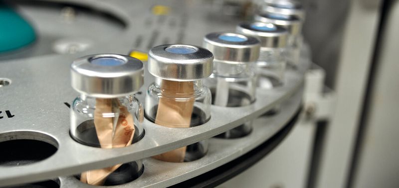 Abb. 2: Bestimmung des Wassergehaltes in transdermalen Wirkstoffpflastern: Die Proben werden in Vials eingewogen. Nach Verschluss mit einem Septumdeckel ist die Probe hermetisch von der Umgebungsluft abgeschlossen. Das Wasser wird wie in Abbildung 1 dargestellt freigesetzt.