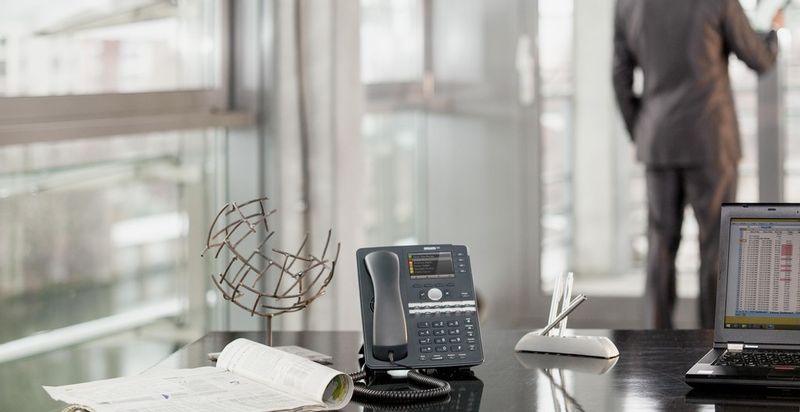 Analoge Telefonate oder Gespräche über ISDN abzuhören ist ein Kinderspiel. Moderne Voice-over-IP (VoIP)-Installationen eröffnen neue Missbrauchsmöglichkeiten, denn über das VoIP-Endgerät können sich Hacker Zugriff auf das gesamte Netzwerk verschaffen.