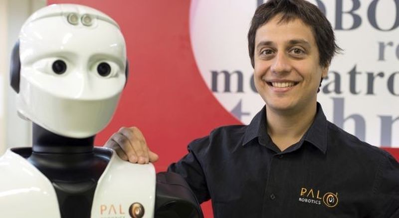 Francesco Ferro, CEO von PAL Robotics, mit einem seiner neusten humanoiden Service-Roboter.