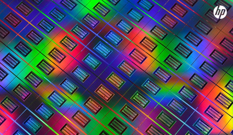 Nahaufnahme eines Memristorgerätes auf einem 300-mm-Silizium-Wafer.