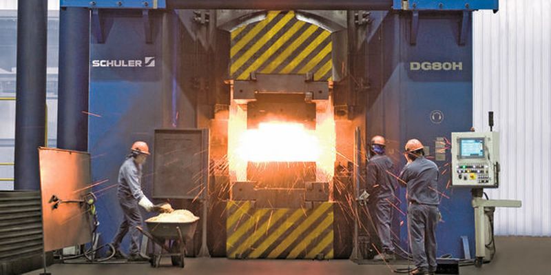 Neue Werkstoffe und kürzere Prozessketten sollen es den Massivumformern erlauben, das Gewicht ihrer Produkte zu verringern.