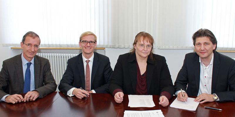 Dr. Joachim Schulz, Dr. Jens von Lackum, beide Aesculap AG, die Notarin Astrid Harant-Strecker und Johannes Jung (von links), Medicut, beurkunden den Kaufvertrag.