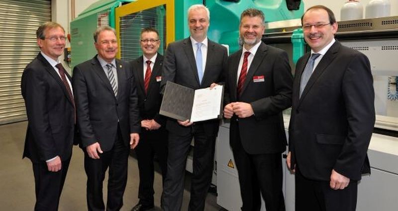 Am 16. Januar 2015 erlebten zahlreiche Vertreter aus Industrie und Politik die Übergabedes Zuwendungsbescheids durch NRW-Wirtschaftsminister Garrelt Duin (Mitte).