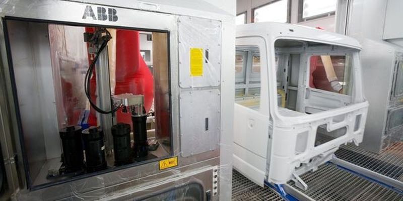Mit einem neuartigen Härter will Bayer Materialscience die Autolackierung deutlich nachhaltiger machen.