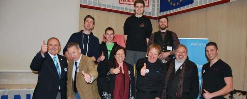 Die deutsche Delegation auf dem Europacup der Zweiradtechniker 2015 in Wien, zweiter in der Landeswertung, gratuliert dem Schweizer Team zum Ländersieg.