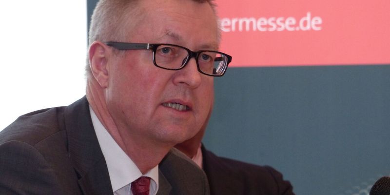 „Antriebskomponenten mit integrierter Sensorik und smarte Aktoren – wie wir sie in Hannover zeigen werden – sind Voraussetzung für die Vernetzung von Maschinen und Anlagen und die Steuerung autonomer Prozesse in der Wertschöpfungskette unserer Kunden“, so Robert Schullan, Mitglied im Vorstand der Schaeffler AG und Vorsitzender der Geschäftsleitung Schaeffler Industrie.