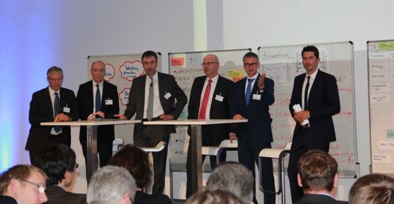 ....nach einigen Stunden Diskussion und Workshop wurde das Konzept-Ergebnis, das Mithilfe der Gäste erarbeitet wurde, von den formnext-Verantwortlichen der Messe Frankfurt und mesago präsentiert...jetzt gilt es, und das formnext-Team will in den nächsten Wochen das Konzept in trockene Tücher wickeln. Zunächst werde der Messebeirat gewählt.