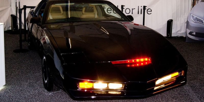Neben seinem umfangreichen Produktportfolio für Fahrerassistenzfunktionen und Bremssysteme zeigte Bosch auf der CES in Las Vegas eine echte Hollywood-Legende: einen Nachbau von K.I.T.T. aus der Action-Serie Knight Rider.