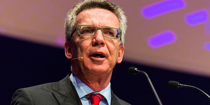 Wie der britischen Premier Cameron und US-Präsident Obama wünscht sich auch Bundesinnenminister de Maizière weitreichende Befugnissen für Sicherheitsbehörden, jegliche verschlüsselte Kommunikation entschlüsseln zu können.