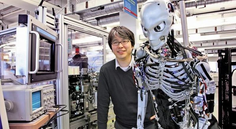 Prof. Kei Okada mit Kenshiro bei der maxon motor ag in der Schweiz.