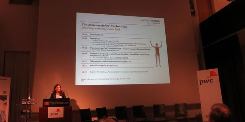 Gedämpftes Licht im Vortragssaal des Mannheimmer Technoseums: Yasmin Pavolovic von der Pricewaterhouse Cooper begrüßt die Teilnehmer des vierten Medtech-Dialogs. Noch sind die Stühle der Podiumsdiskussion leer.