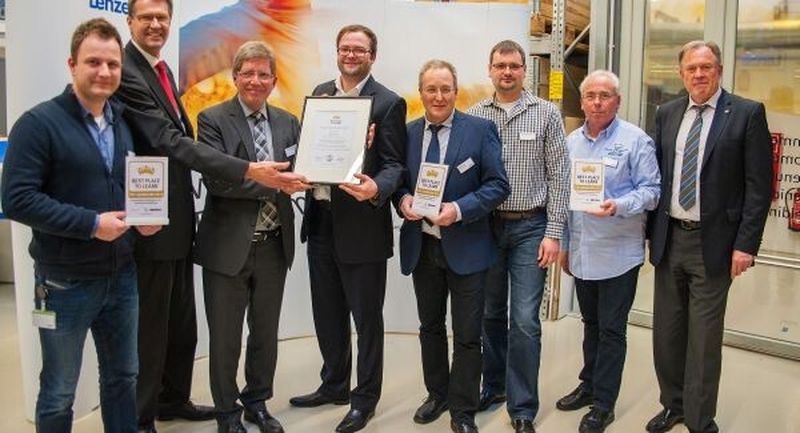 Freude über die Zertifizierung: (v.l.) Ausbilder Christian Beyer, Vorstandsvorsitzender Christian Wendler, Leiter Education & Training Michael Beckmann, Nils Köstring, Marketingleiter Aubi-Plus, Ausbildungsleiter Bernd Kirsch, Ausbilder Thomas Czekanowski, Ausbilder Jürgen Hesse und Heiko Köstring, Geschäftsführer Aubi-Plus.