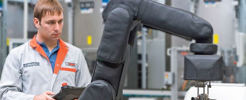 Eine beteiligungsorientierte Strategie zur Einführung von Assistenzrobotern in der Fertigung – im Bild das System Apas von Bosch – ist in der Regel im objektiven Interesse des Unternehmens.
