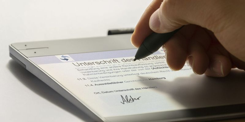 Mit dem neuen cuConnect mit elektronischem Unterschriftsverfahren lassen sich standardisierte Geschäftsprozesse im Vertrieb medienbruchfrei, schneller und effizienter gestalten.