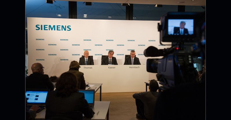Von links nach rechts: Dr. Ralf P. Thomas, Mitglied des Vorstands der Siemens AG und Leitung Finance and Controlling, Joe Kaeser, Vorsitzender des Vorstands der Siemens AG und Stephan Heimbach, Leiter Communications and Government Affairs der Siemens AG