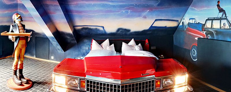 Der Traum vom Auto aus vergangenen Tagen: Ein Stuttgarter Hotelier ermöglicht ihn – jedenfalls bildlich gesprochen. Wer will kann in Stuttgart in einem Mercedes 280 übernachten, aber auch in einem VW Käfer oder Cadillac.