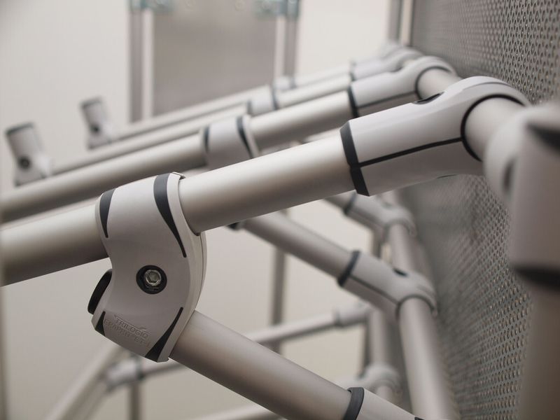 Im Rohrklemmsystem können neben Edelstahlrohren auch Rohre aus Aluminium und Karbon eingesetzt werden, so ist eine Gewichtsersparnis der Gestelle von bis zu 70 % möglich.