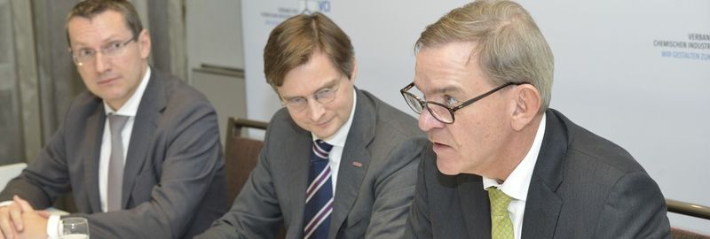 Chemie-MIttelstand vor vielen Herausforderungen - v.r.: Reinhold von Eben-Worlée, Henrik Follmann, Karl-Martin Schellerer (Dr. Wieselhuber & Partner)