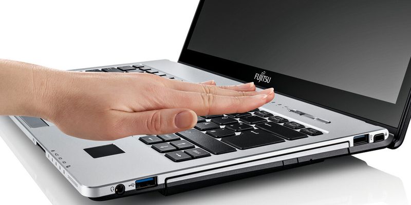 Der Handvenenscanner Palmsecure im Fujitsu Lifebook S935 arbeitet berührungslos. Er erfasst das Venenmuster per Infrarotsensor. Das optische Laufwerk im S935 kann durch einen zusätzlichen Akku ersetzt werden.