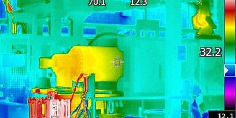 Eine Wärmebildkamera zeigt die Temperaturverteilung bei der Ausformung von Kunststoffteilen. Durch eine homogenere Temperaturverteilung spart BSH rund 21 % Energie und steigert die Zykluszeiten um zehn %.