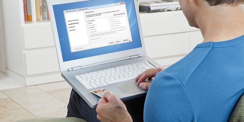 Um Behördengänge am Laptop zu erledigen, benötigt man die Online-Ausweisfunktion des neuen Personalausweises