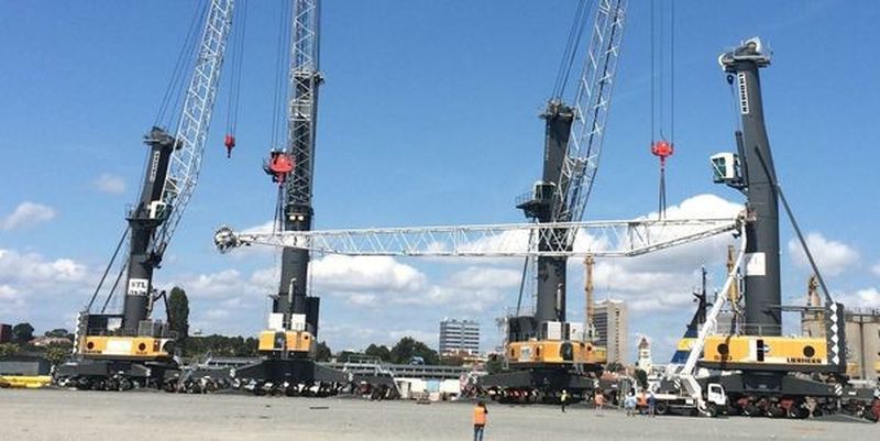 Zwei LHM 550 unterstützen bei der Montage eines neuen LHM 550 in Italien.