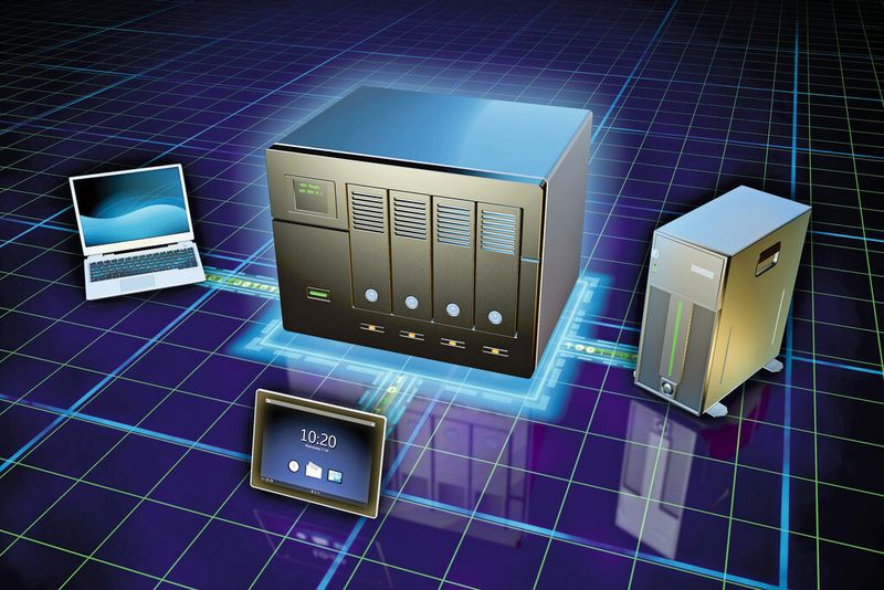 Will man seine Daten aus Sicherheitsgründen nicht in der Cloud speichern und trotzdem im Unternehmen Zugriff auf alle Daten haben, lohnt sich die Anschaffung eines eigenen Netzwerkspeichers (NAS).