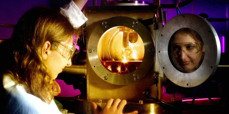 In einem Lichtbogenofen werden die einzelnen Metalle bei Temperaturen bis zu 3000 Grad Celsius zu einer glasartigen Legierung zusammengeschmolzen. Foto: Uwe Bellhäuser