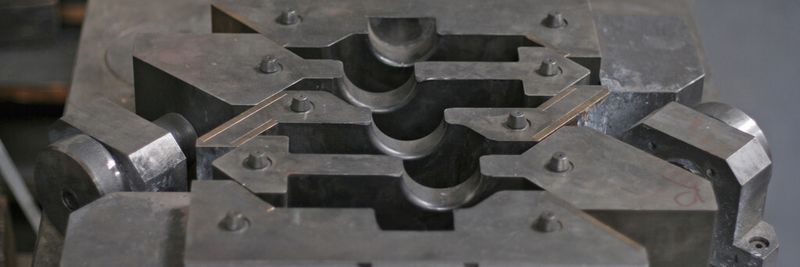 Dieses mehrdirektionale Schmiedewerkzeug wurde am IPH entwickelt. Im aktuellen Forschungsprojekt soll die Technologie weiterentwickelt werden, sodass Hinterschnitte möglich werden.