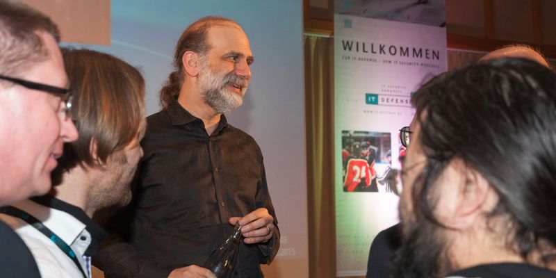 Vor dem Hintergrund des Sony-Hacks diskutierte Bruce Schneier auf der Sicherheitskonferenz IT-Defense über die politische Seite der IT-Sicherheit.